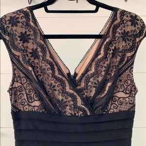 Adrianna Papell
Women's Black Lace Banded Dress